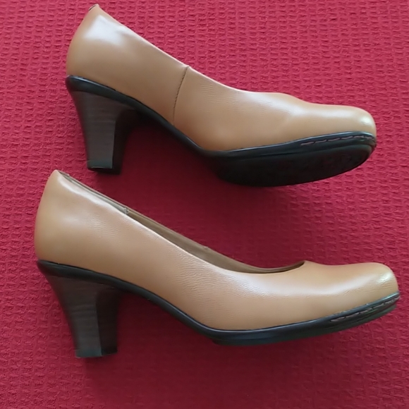 Sofft Tan Leather Pumps Size 6 1/2 Wide NWOT - Picture 2 of 7